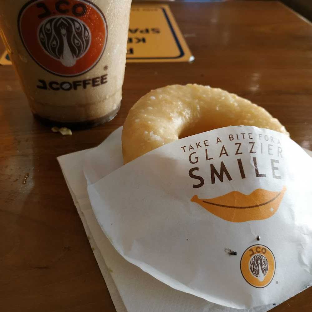 Kuliner J.Co Donuts & Coffee Living Plaza