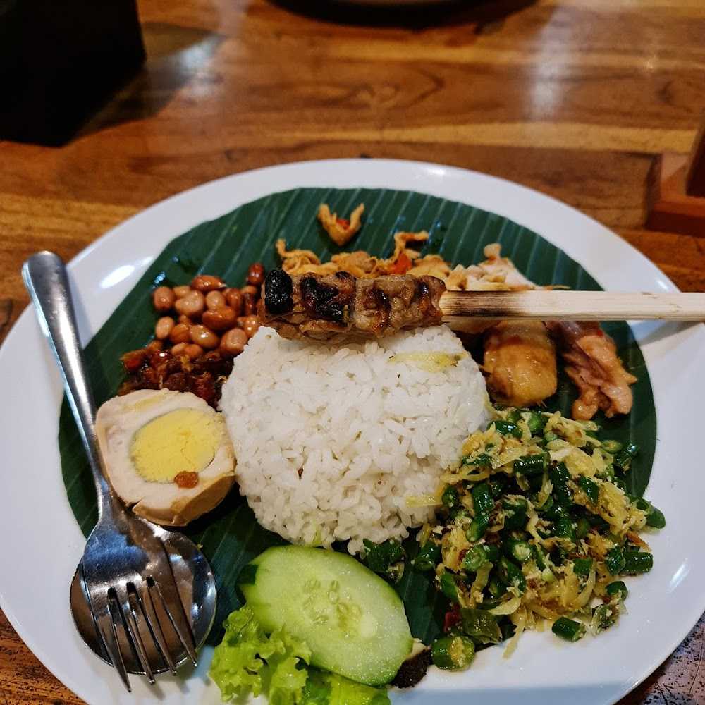 Kuliner Nasi Ayam Kedewatan Ibu Mangku - Petitenget Seminyak