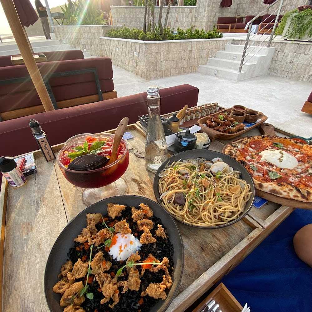 Kuliner White Rock Beach Club