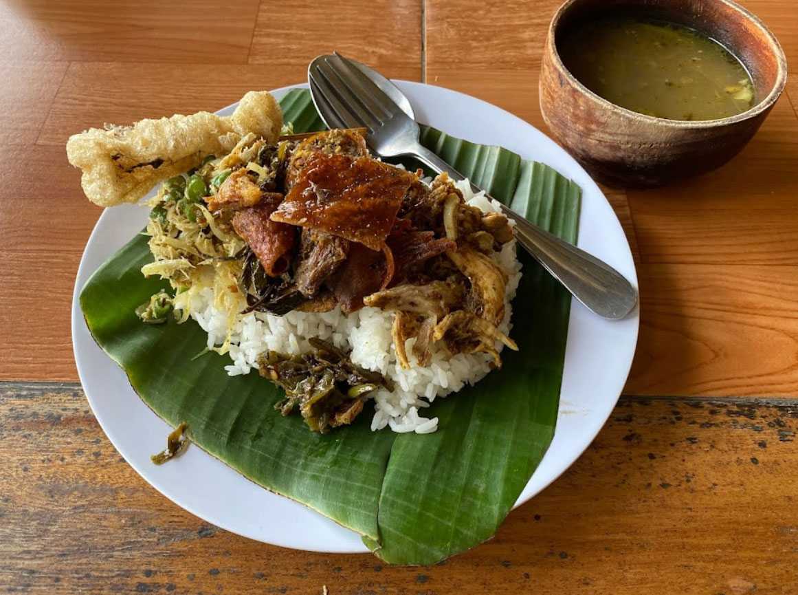 Kuliner Babi Guling Men Lari By Pass Tanah Lot