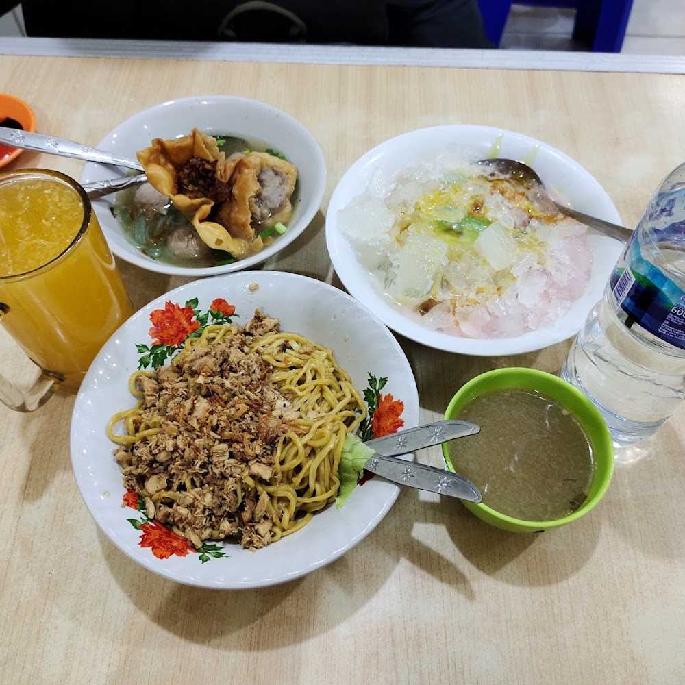 Kuliner Es Teler Pacarkeling dan Bakso Pak No