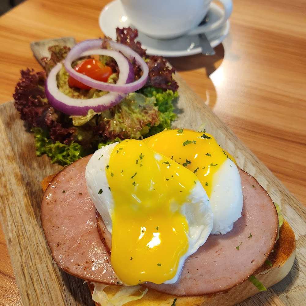 Kuliner The Larder Cafe